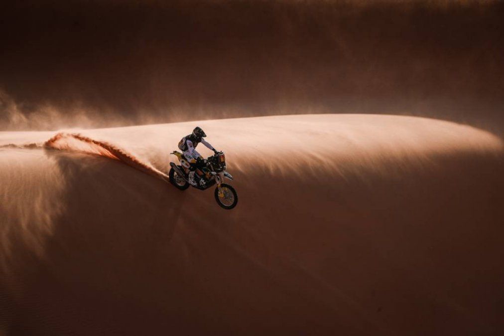 Luciano Benavides en pleno desierto durante la 3era. etapa del Dakar 2021.