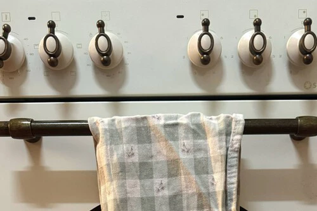 Colgar el repasador en la puerta del horno: por qué no recomiendan hacerlo y dónde ubicarlo Colgar el repasador en la puerta del horno: por qué no recomiendan hacerlo y dónde ubicarlo