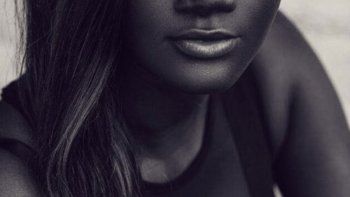 Una modelo senegalesa triunfa gracias a su piel increíblemente negra