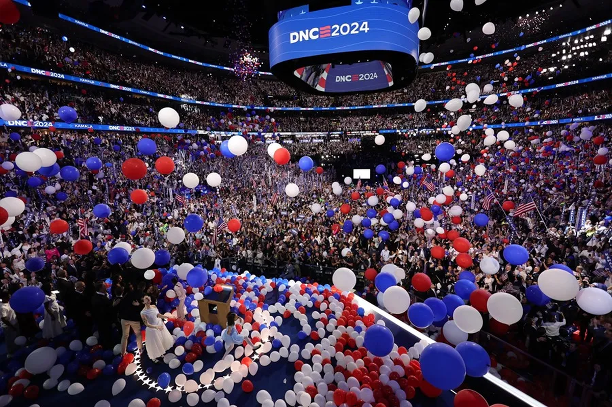 Así lucía el United Center en Chicago, luego de que se lanzaran los globos después de que Kamala Harris apareciera en el escenario. Crédito: EFE/EPA/Mike Segar / POOL. Así lucía el United Center en Chicago, luego de que se lanzaran los globos después de que Kamala Harris apareciera en el escenario. Crédito: EFE/EPA/Mike Segar / POOL.