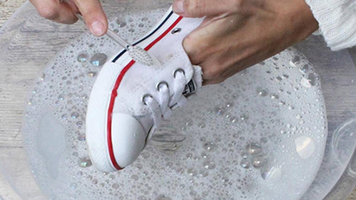 Si tus zapatillas de tela blancas se pusieron amarillas prueba con estos trucos caseros y recupera su aspecto original Si tus zapatillas de tela blancas se pusieron amarillas prueba con estos trucos caseros y recupera su aspecto original