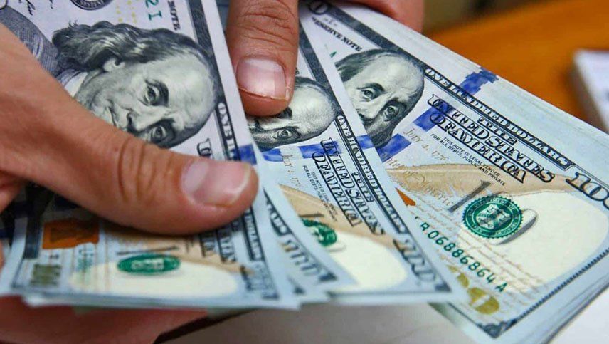 El dólar blue subió y el turista se acercó a los $100