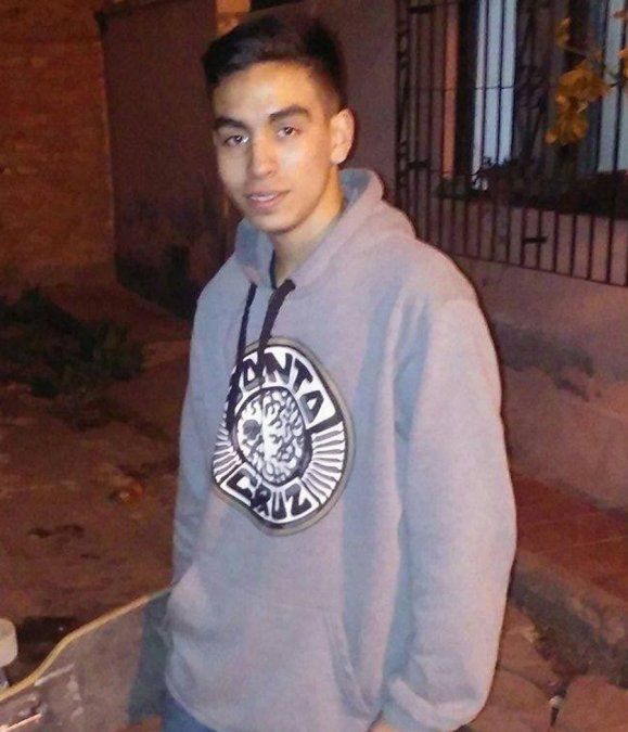 Alan Villouta tenía 21 años cuando murió al ser atropellado por una camioneta Porsche Cayenne en el Acceso Sur, a la altura de La Barraca, en Guaymallén. Alan Villouta tenía 21 años cuando murió al ser atropellado por una camioneta Porsche Cayenne en el Acceso Sur, a la altura de La Barraca, en Guaymallén.
