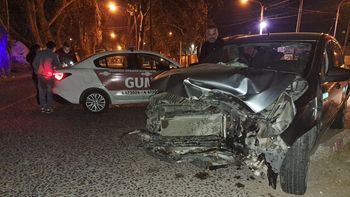 Un chico de 19 años altamente alcoholizado chocó su auto y se estrelló contra un árbol en Las Heras