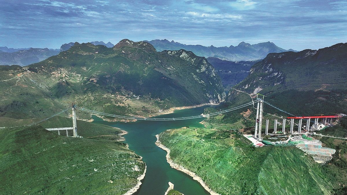 Una foto aérea muestra el puente del río Zangke de 1.849 metros de largo, que está en construcción en el Parque Geológico Nacional Wumengshan en la provincia de Guizhou. PARA USO DE CHINA DAILY