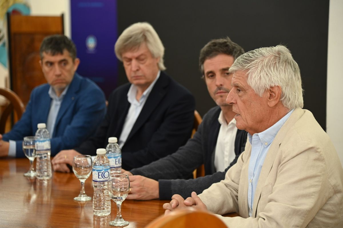 Empresarios de las clínicas privadas, entre los que se encuentra el Dr. Claudio Burgos, valoraron la baja de impuestos y aseguraron que el alivio volverá en mejor infraestructura y equipamiento para los mendocinos. Empresarios de las clínicas privadas, entre los que se encuentra el Dr. Claudio Burgos, valoraron la baja de impuestos y aseguraron que el alivio volverá en mejor infraestructura y equipamiento para los mendocinos.