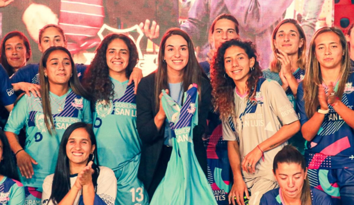 Cinthia Ramírez con las jugadoras de San Luis FC,