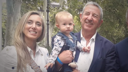 Julio Cobos con la pequeña Isabella y su pareja, Natalia Obón, en las terrazas del Hyatt por la Vendimia 2022.