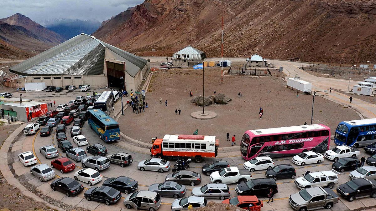 Las tradicionales esperas de vehículos para hacer los trámites para circular entre Chile y Argentina.