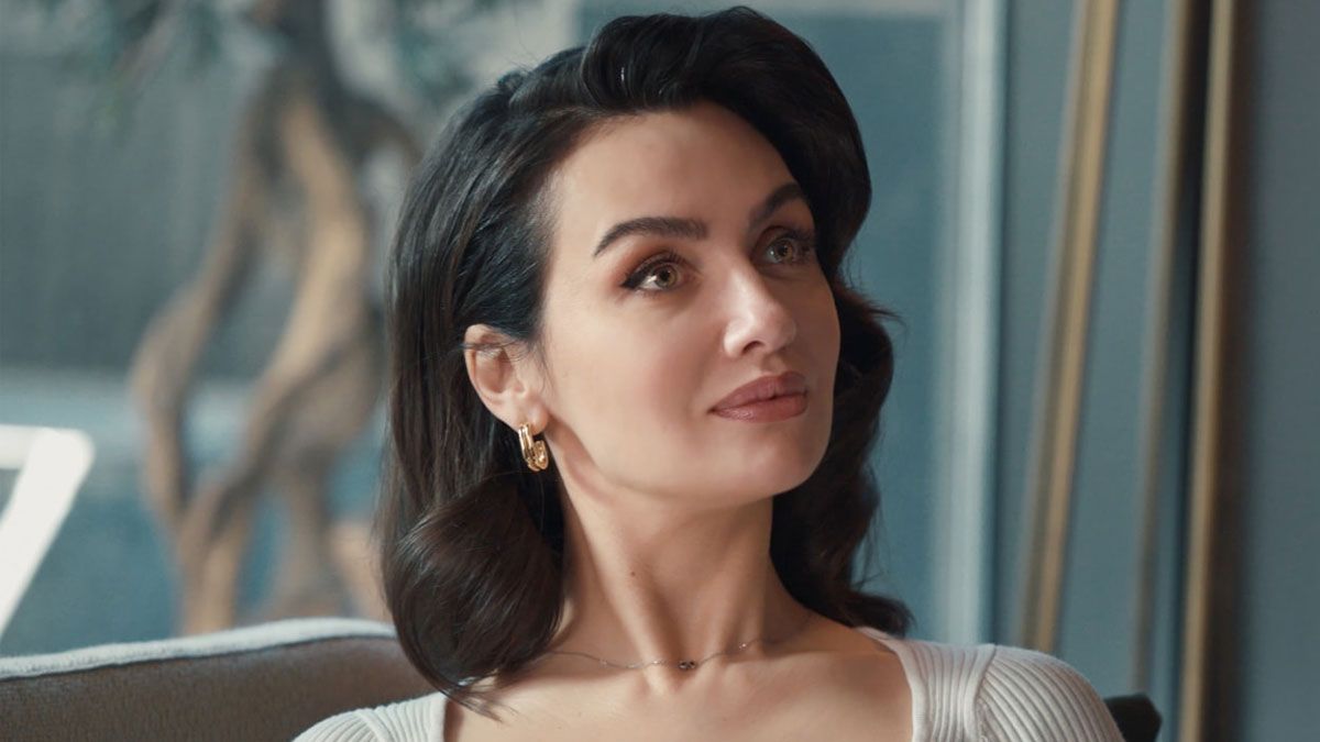La actriz Birce Akalay interpreta a Lale Kiran en la serie de Netflix. 