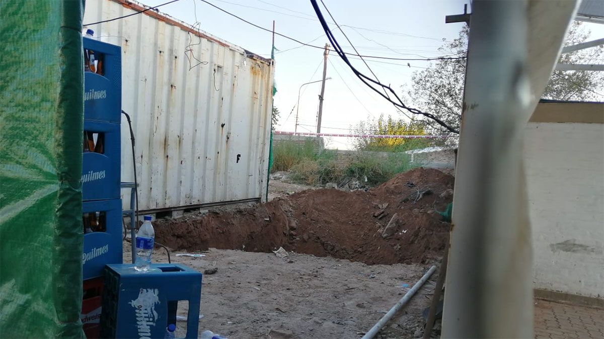 Con una máquina retroexcavadora hicieron un pozo donde señalaron los perros de rastreo