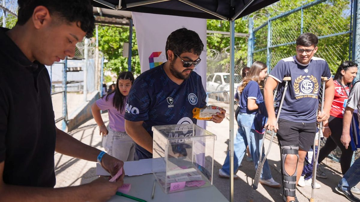Todos los hinchas que colaboran con alimentos no perecederos participan en el sorteo de camisetas oficiales de jugadores del plantel. En el próximo encuentro se sorteará la camiseta de Matías Fernández. Todos los hinchas que colaboran con alimentos no perecederos participan en el sorteo de camisetas oficiales de jugadores del plantel. En el próximo encuentro se sorteará la camiseta de Matías Fernández.
