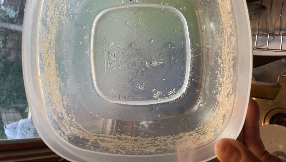 La grasa o el aceite en los recipientes puede alterar el sabor de los alimentos que guardamos en ellos.&nbsp;