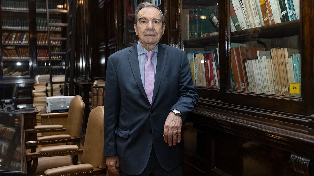 Con 50 años de trayectoria, el destacado médico ha escrito artículos en revistas científicas y ha realizado investigaciones de envergadura en varias partes del mundo acerca del cáncer de mama.