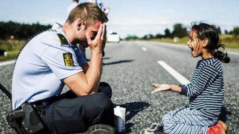 El policía danés que se puso a jugar con una nena refugiada conmueve al mundo