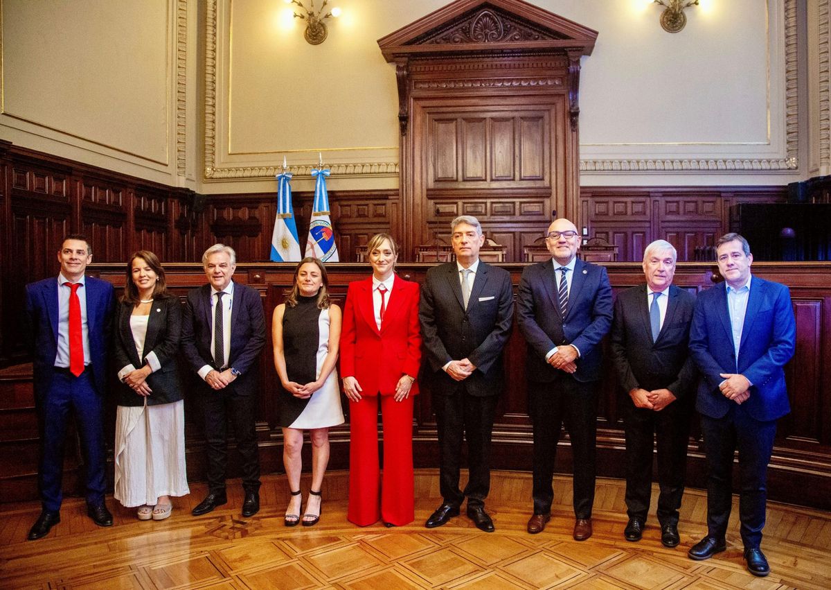 En el centro, Anabel Fernández Sagasti y Horacio Rosatti, junto a integrantes del Consejo de la Magistratura. En el centro, Anabel Fernández Sagasti y Horacio Rosatti, junto a integrantes del Consejo de la Magistratura.