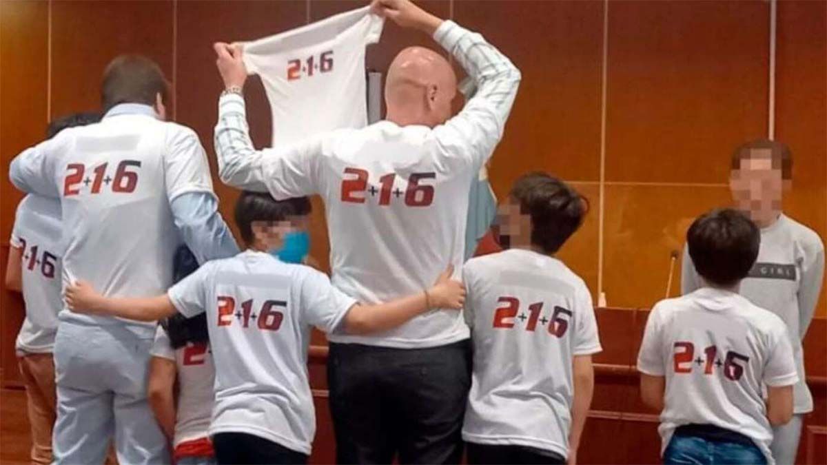 Una pareja adoptó a seis hermanitos que no querían separarse