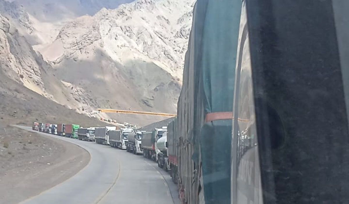 Son más de 3.000 camiones que quedaron en Mendoza para pasar hacia Chile. Imagen ilustrativa Son más de 3.000 camiones que quedaron en Mendoza para pasar hacia Chile. Imagen ilustrativa