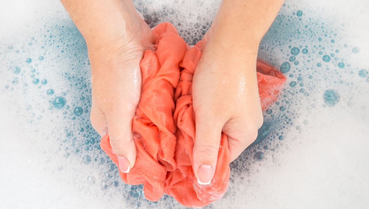 Lavar ropa. Lavar ropa.