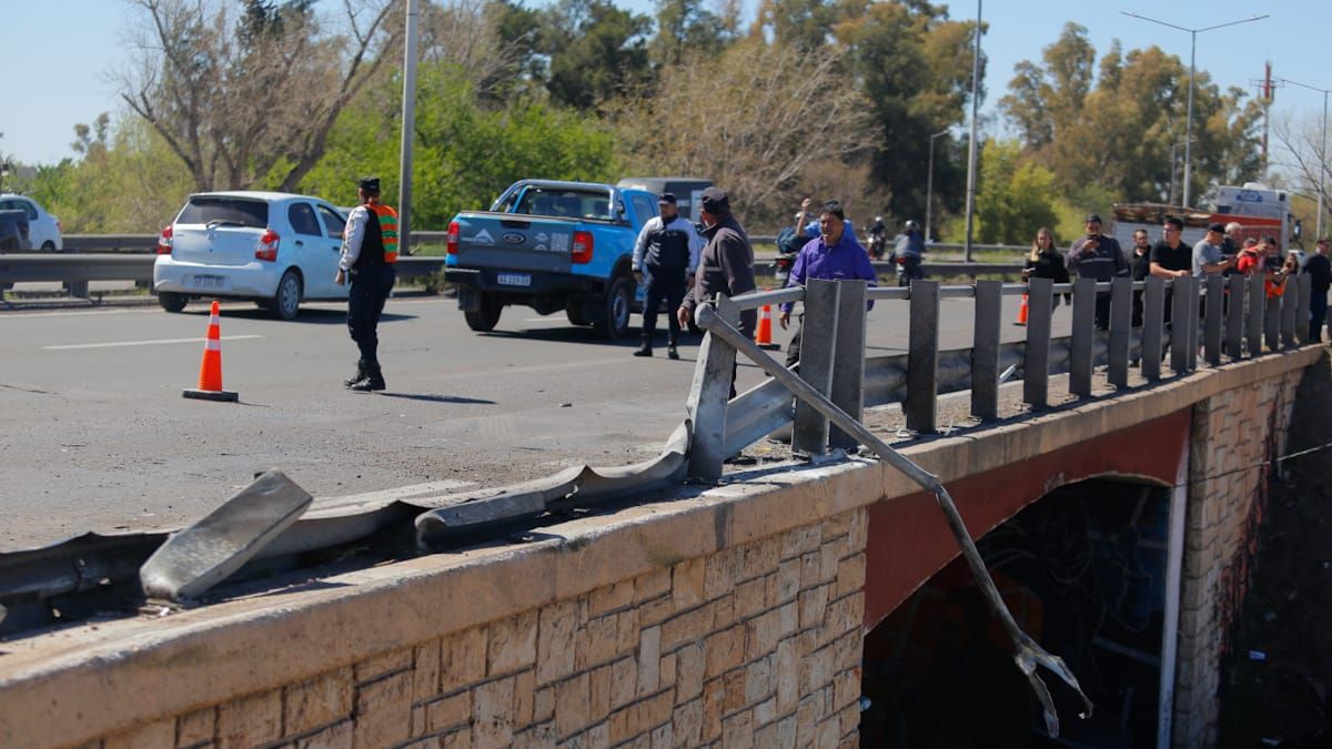 El guardarraíl que rompió el camión antes de desbarrancar desde el Acceso Este. El guardarraíl que rompió el camión antes de desbarrancar desde el Acceso Este. 