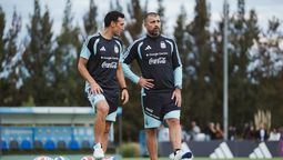 Lionel Scaloni, atento a la evolución de uno de sus referentes.
