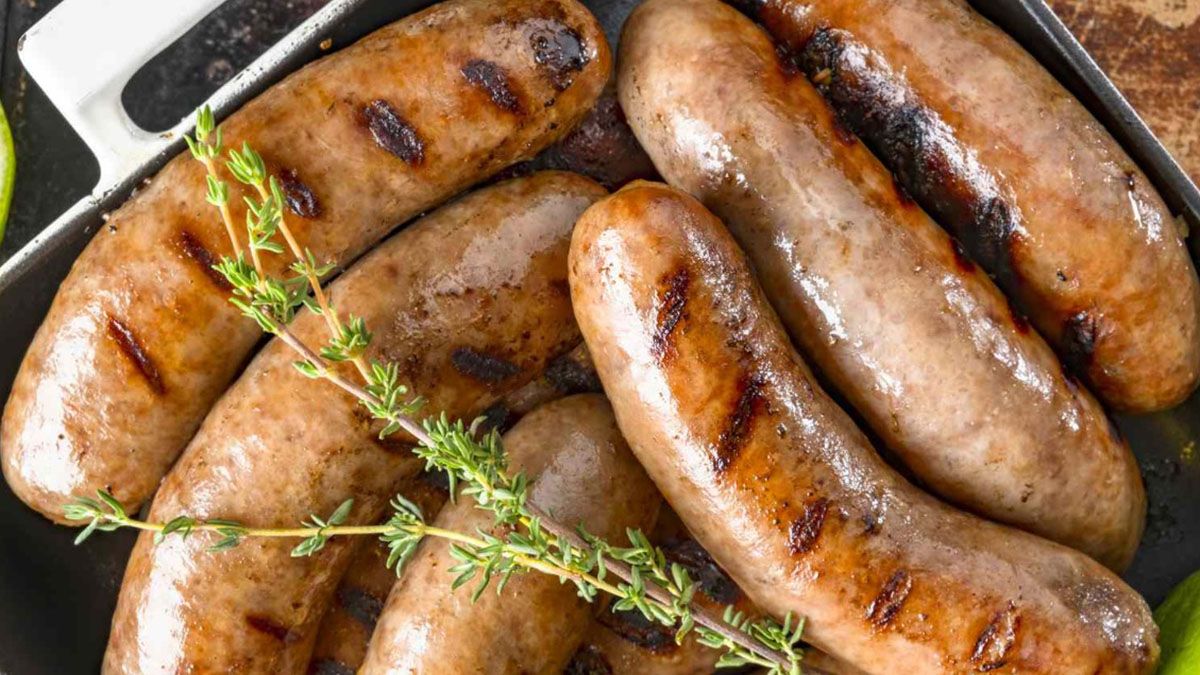 El chorizo artesanal está cuidadosamente elaborado con carne de cerdo y especias que le dan un sabor muy particular. El chorizo artesanal está cuidadosamente elaborado con carne de cerdo y especias que le dan un sabor muy particular.