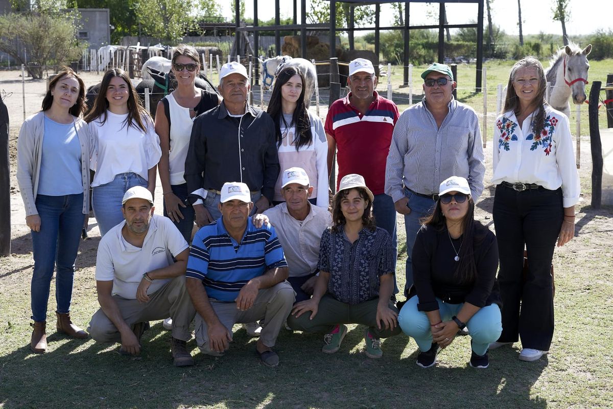 El equipo de la asociación junto a la Fundación Grupo América.