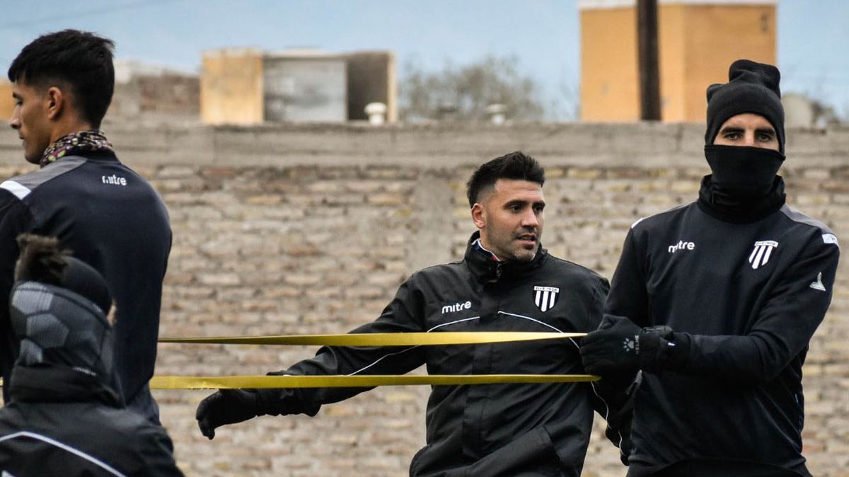 El plantel de Gimnasia y Esgrima tuvo su primera práctica bajo la conducción de Ezequiel Medrán. El plantel de Gimnasia y Esgrima tuvo su primera práctica bajo la conducción de Ezequiel Medrán.