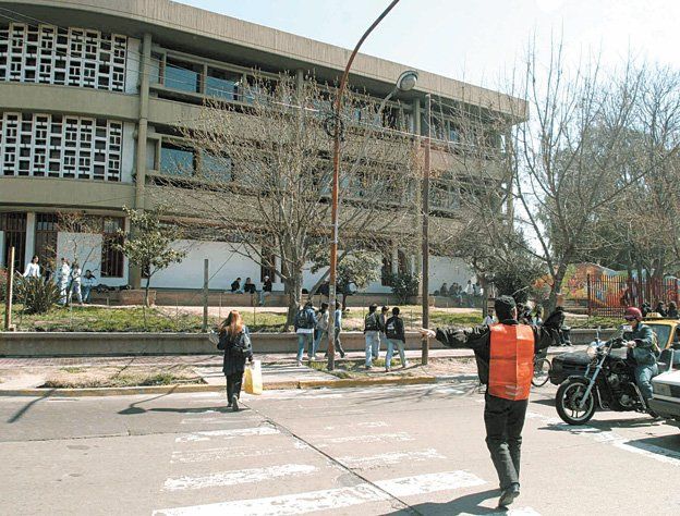 El Magisterio, una de las escuelas secundarias de la UNCuyo. El Magisterio, una de las escuelas secundarias de la UNCuyo.