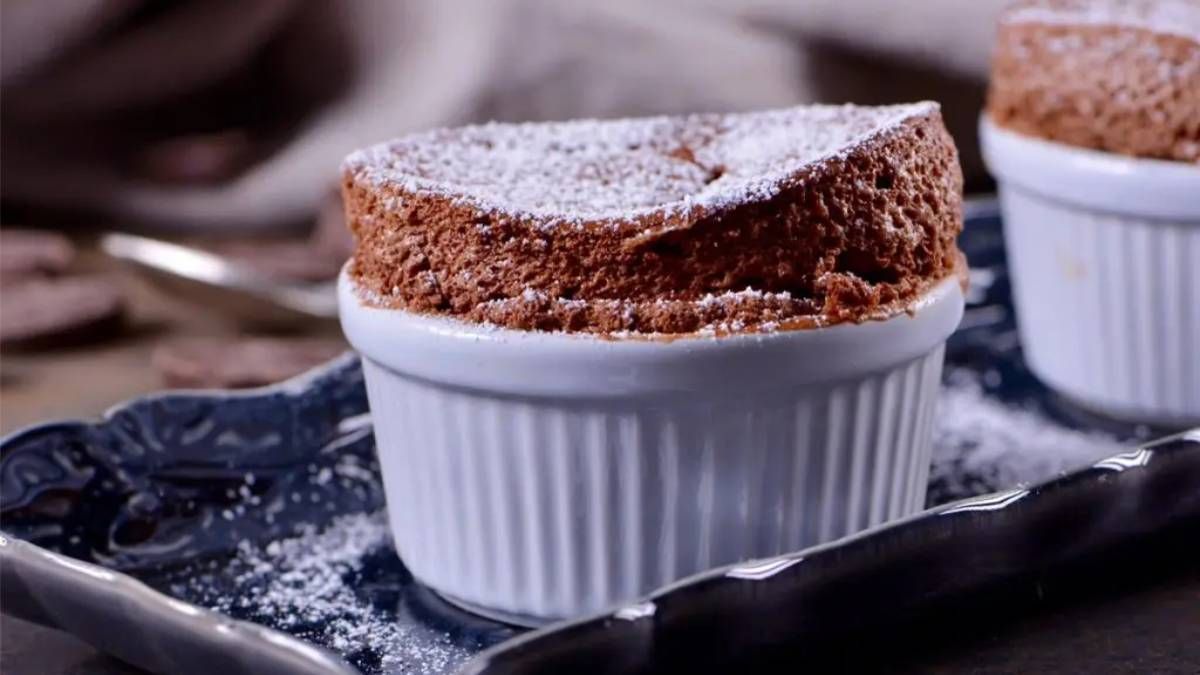 Torta soufflé de chocolate, una de las recetas sin harina más deliciosas.