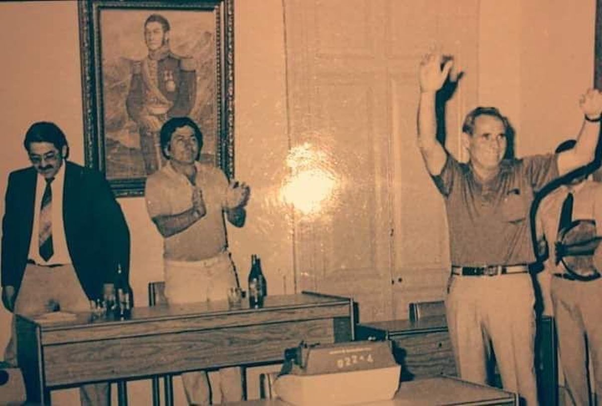 Foto histórica de Hugo Bordín, luego de ganar unas elecciones, En tres comicios se impuso el histórico dirigente peronista.