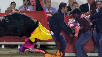 Brutal embestida de un toro durante una corrida