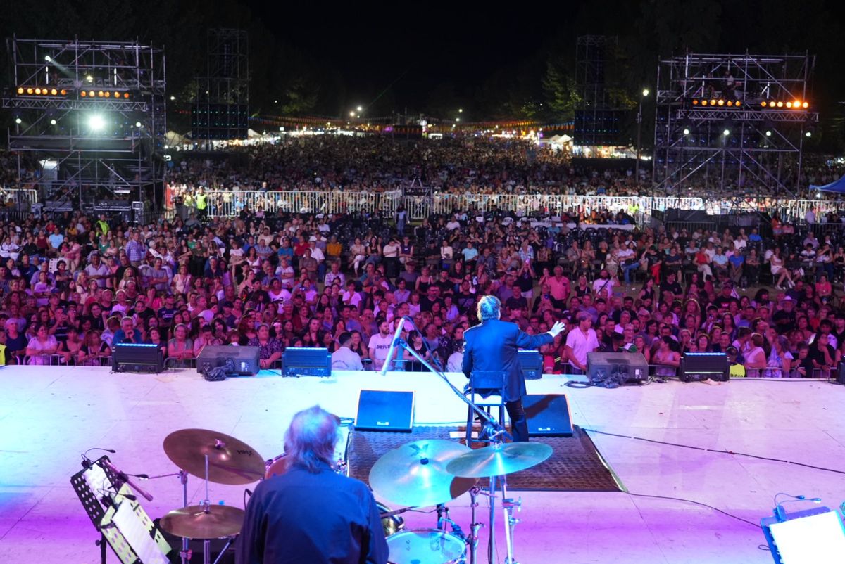 Dyango cantó en el cierre musical de la Fiesta Departamental de la Vendimia de Junín. Dyango cantó en el cierre musical de la Fiesta Departamental de la Vendimia de Junín.