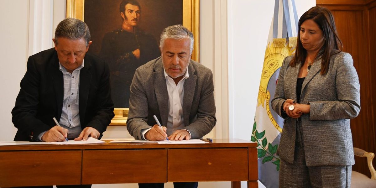 Firma de convenio entre Celso Jaque y Alfredo Cornejo.