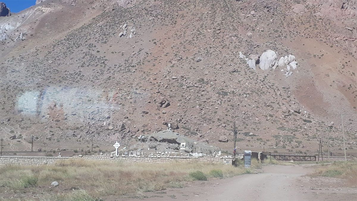 El Cementerio del Andinista está ubicado en la Ruta 7 a muy pocos metros del centro de esquí Los Puquios. El Cementerio del Andinista está ubicado en la Ruta 7 a muy pocos metros del centro de esquí Los Puquios.