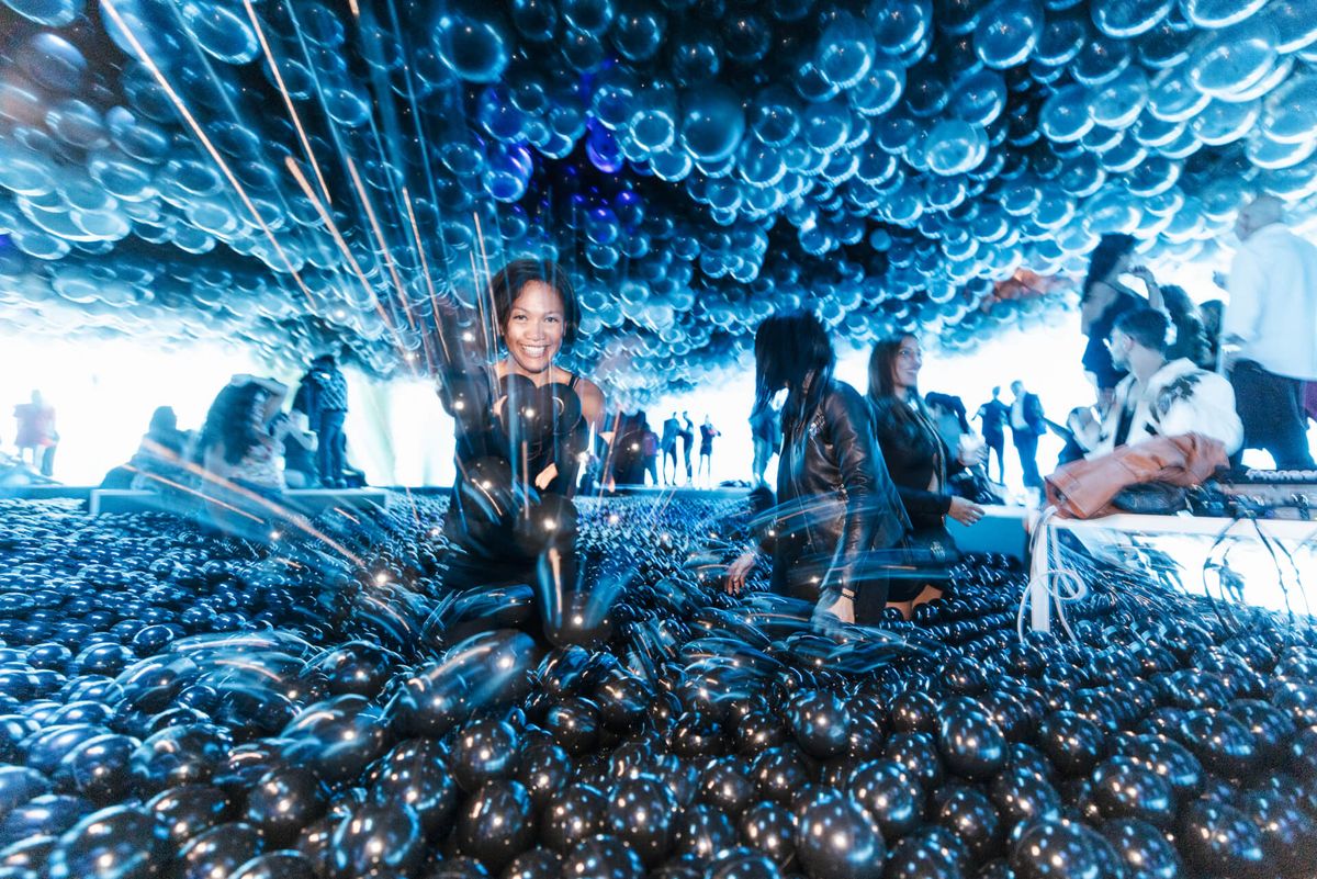 Se invita a los visitantes a explorar obras que fusionan la libertad, el vuelo y la creatividad. Se invita a los visitantes a explorar obras que fusionan la libertad, el vuelo y la creatividad.