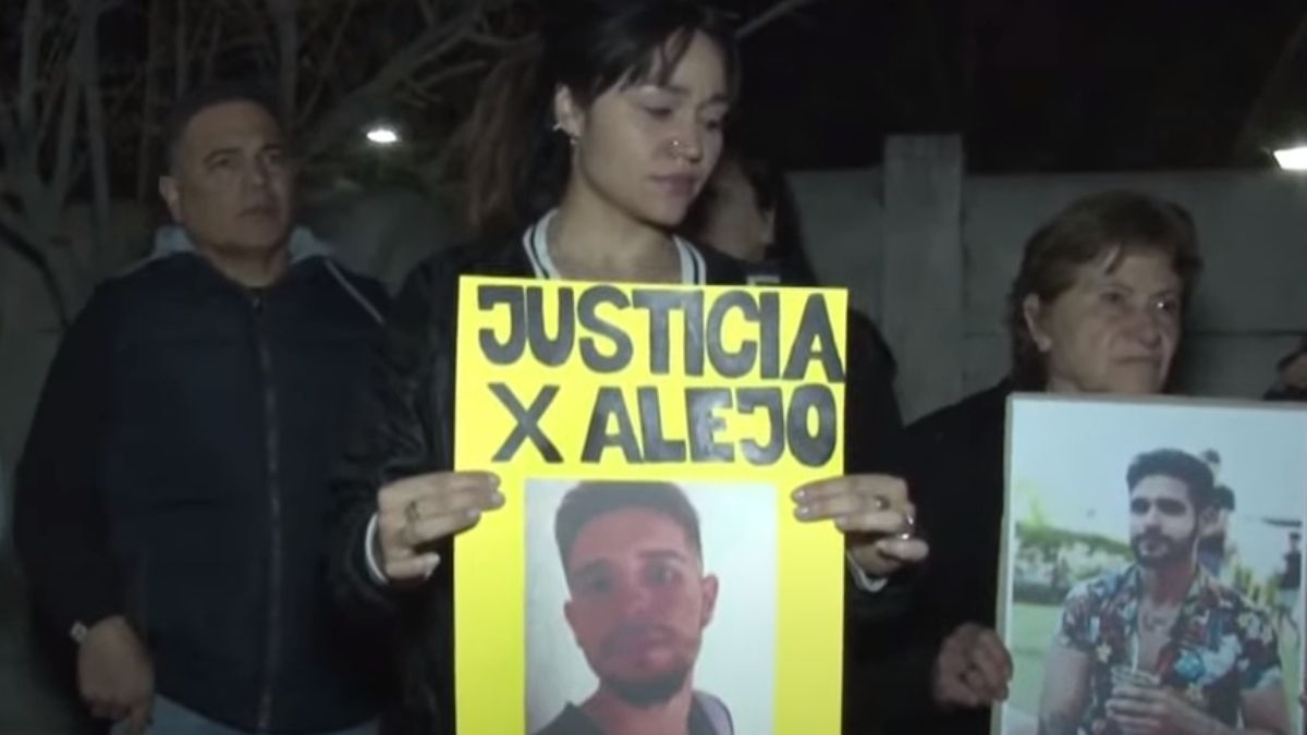 Familiares, vecinos y amigos del mendocino preso en la durísimas cárceles de Nayib Bukele reclamaron en Rivadavia por su liberación. Familiares, vecinos y amigos del mendocino preso en la durísimas cárceles de Nayib Bukele reclamaron en Rivadavia por su liberación.