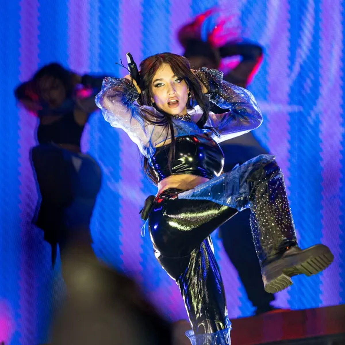 María Becerra se puso pantaloncitos de látex y marcó hasta el último centímetro.