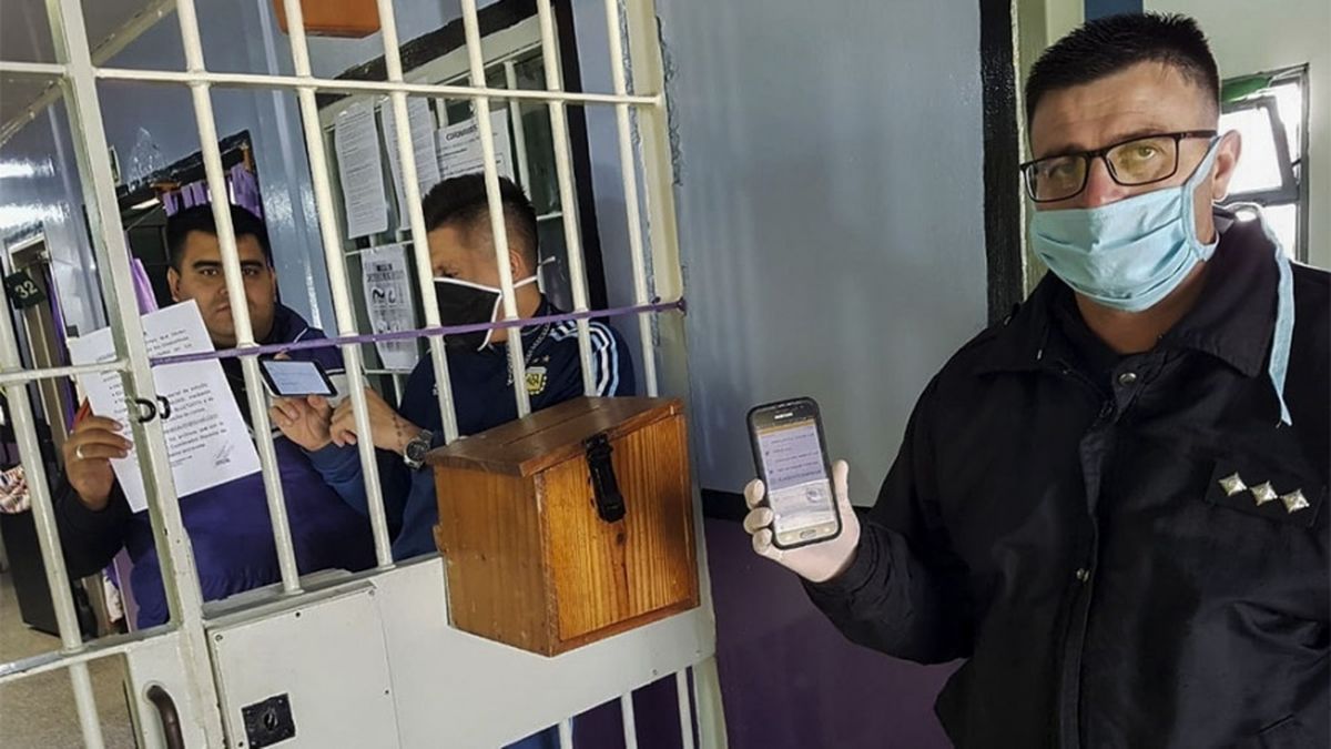 El ex presidente Alberto Fernández permitió el ingreso de celulares a las cárceles en virtud de la restricción de las visitas provocadas por la pandemia de COVID-19.
