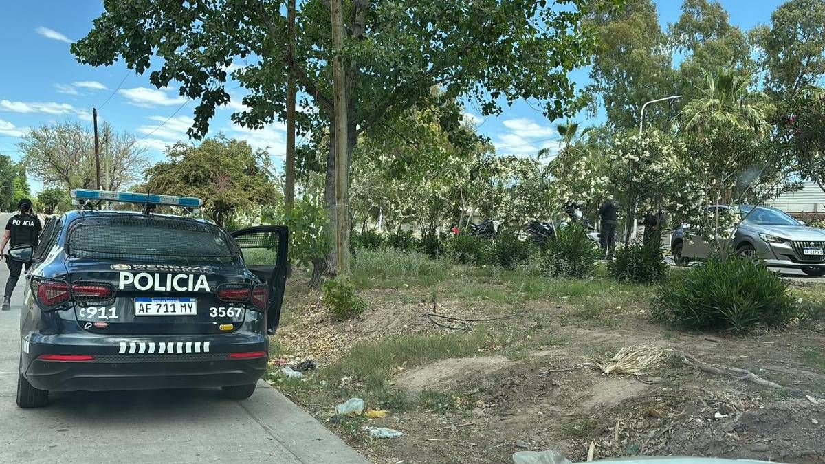 La detención en el Acceso Norte, de Las Heras, del conductor de un auto robado llamó la atención por la cantidad de policías en el lugar. La detención en el Acceso Norte, de Las Heras, del conductor de un auto robado llamó la atención por la cantidad de policías en el lugar.