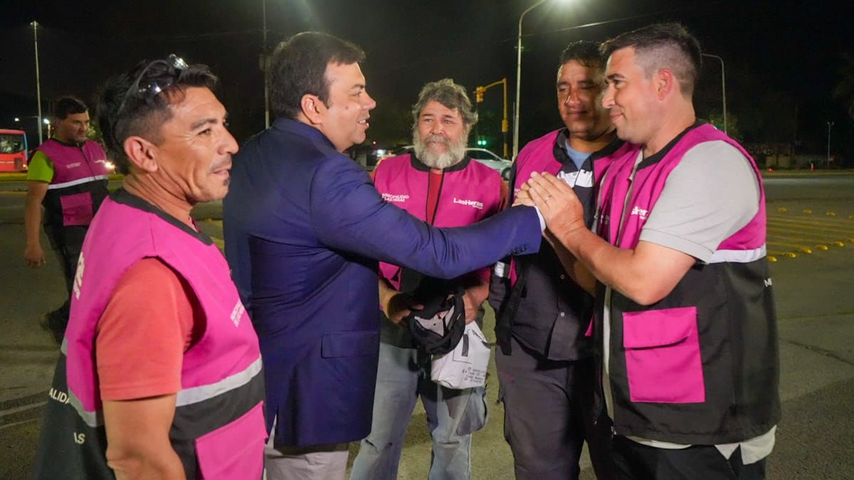 El intendente de Las Heras, Francisco Lo Presti saluda a operarios que trabajaron en la obra.