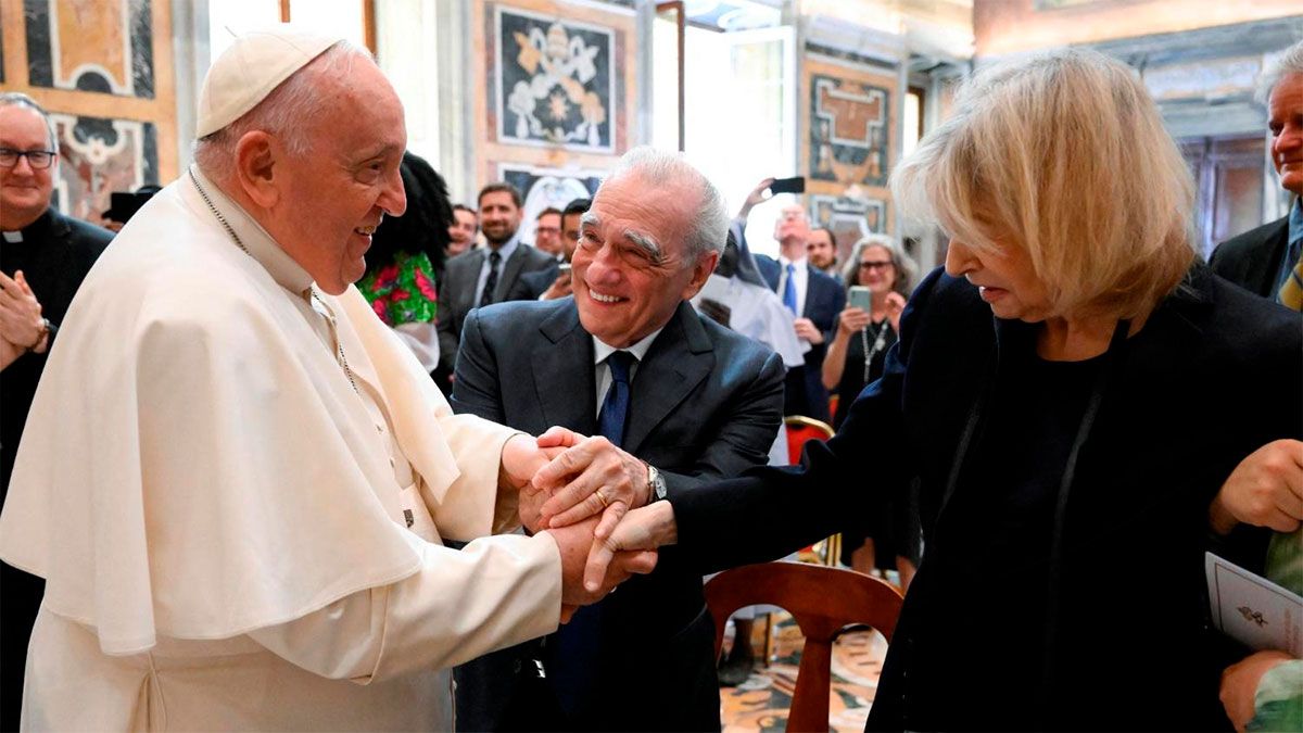 El papa Francisco recibió a Martín Scorsese y su esposa en una breve reunión privada.