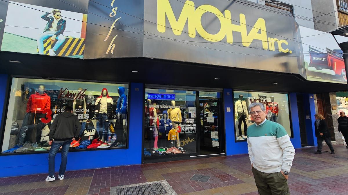 Eduardo Flores, dueño del negocio Moha y de la marca de ropa Mistral, en el ingreso a su local. Eduardo Flores, dueño del negocio Moha y de la marca de ropa Mistral, en el ingreso a su local.