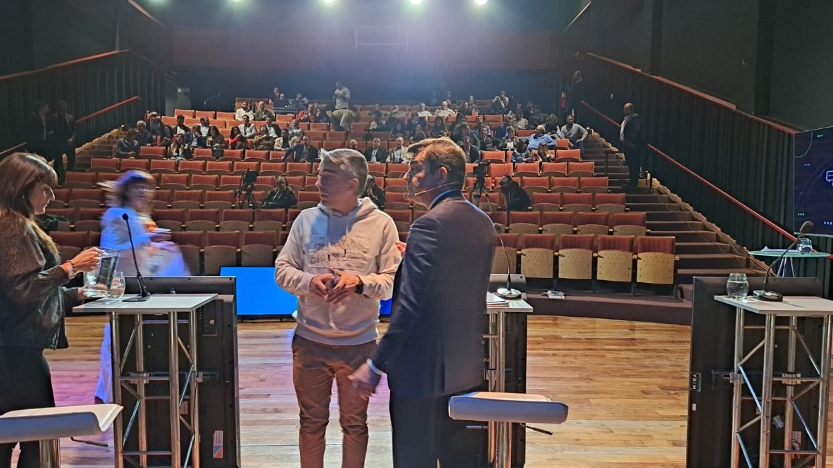 La sala donde se realizó el debate: decenas de butacas vacías. La sala donde se realizó el debate: decenas de butacas vacías. 