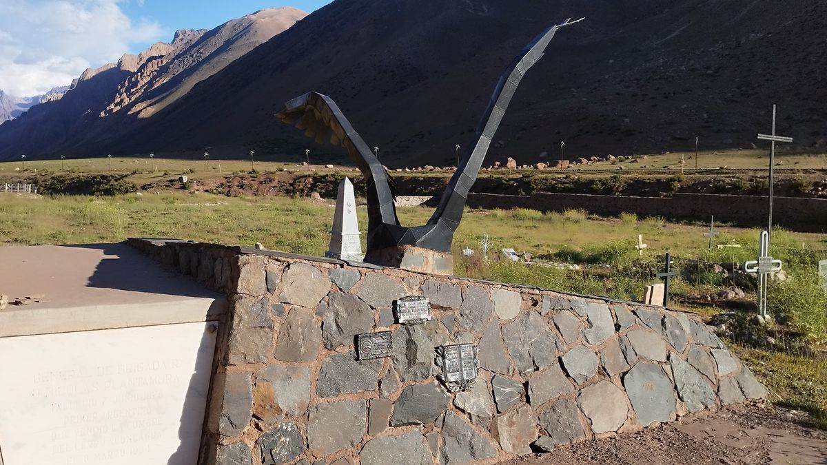 Las alas de c&oacute;ndor en el Cementerio de los Andinistas pertenecen al general Nicol&aacute;s Plantamura, el primer argentino en alcanzar la cima del Aconcagua el 8 de marzo de 1934.