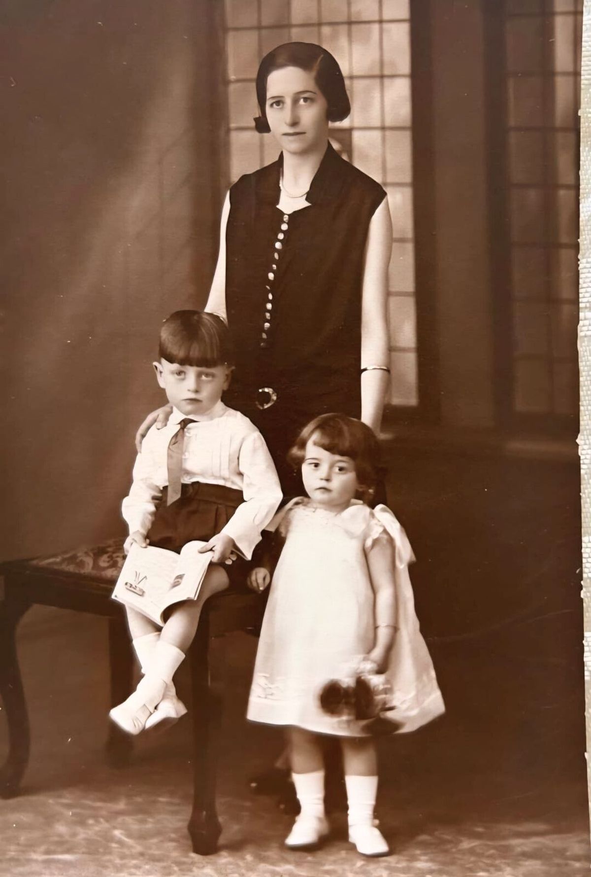 Imagen antiquísima de su infancia: Blanca es la niña que mira con seriedad a la cámara. Junto a su madre y hermano. Imagen antiquísima de su infancia: Blanca es la niña que mira con seriedad a la cámara. Junto a su madre y hermano.