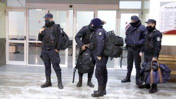 El retraso del pago de servicios extraordinarios a policías disparó un cruce político
