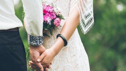 El hombre llegó al lugar equivocado para su casamiento, pero los amigos de la novia se dieron cuenta que no conocían a nunguno de los recién llegados, que confiaron en el Google Maps