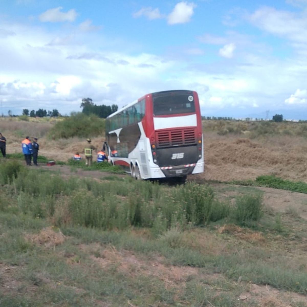 Así quedó a la vera de la Ruta 40 el micro que traía hinchas sanjuaninos de River Plate, que venían a ver la despedida de Gallardo, donde su equipo enfrentaba al real Betis de España, en el estadio Malvinas Argentinas de Mendoza. En el siniestro murió la conductora del auto que impactó al micro al cruzarse de carril.