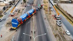 El traslado del enorme reactor de IMPSA demorará días hasta llegar a su destino final, YPF. 